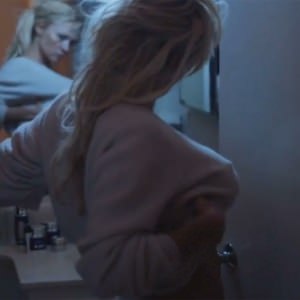 pamela-anderson-siski-podklyuchyonnye-3 Памела Андерсон показывает сиськи в фильме Подключённые