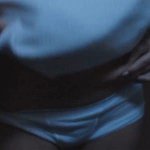 pamela-anderson-siski-podklyuchyonnye-5 Памела Андерсон показывает сиськи в фильме Подключённые