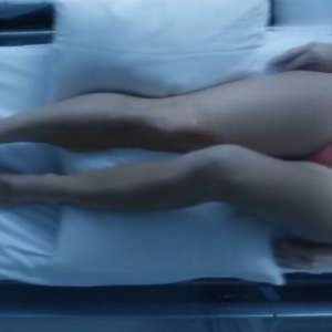 pamela-anderson-v-trusikah-podklyuchyonnye-1 Памела Андерсон в трусиках в фильме Подключённые