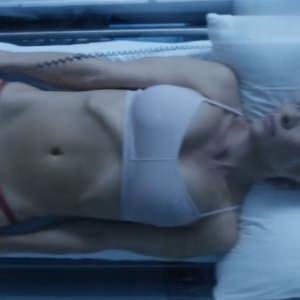 pamela-anderson-v-trusikah-podklyuchyonnye-2 Памела Андерсон в трусиках в фильме Подключённые