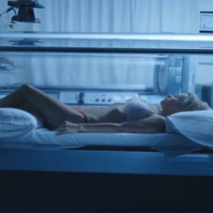 pamela-anderson-v-trusikah-podklyuchyonnye-3 Памела Андерсон в трусиках в фильме Подключённые