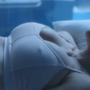 pamela-anderson-v-trusikah-podklyuchyonnye-6 Сиськи Памелы Андерсон в фильме Подключённые