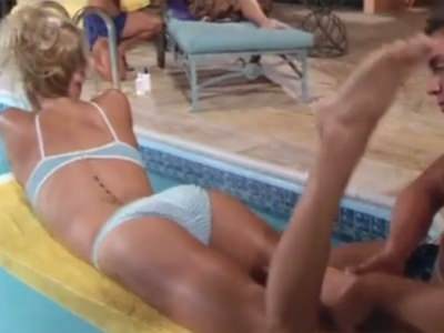 pamela-v-kupalnike-v-seriale-v-i-p-2 Памела Андерсон в купальнике в сериале V.I.P.