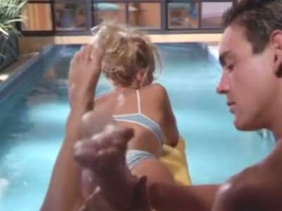 pamela-v-kupalnike-v-seriale-v-i-p-4 Памела Андерсон в купальнике в сериале V.I.P.