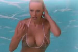 Памела Андерсон в купальнике в сериале V.I.P