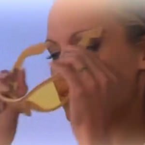 pamela-v-kupalnike-v-seriale-v-i-p-9 Памела Андерсон в купальнике в сериале V.I.P.