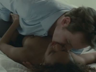 Белый парень трахнул красивую негритянку Николь Бехари