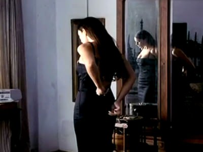 Попа и грудь Моники Беллуччи из фильма Под подозрением