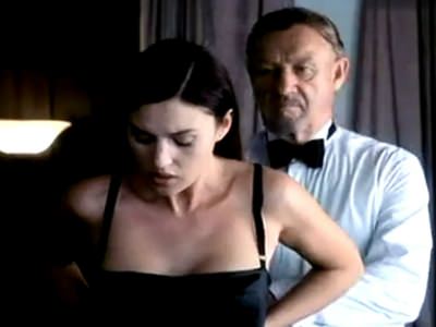 Попа и грудь Моники Беллуччи из фильма Под подозрением