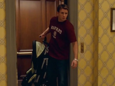 popa-skarlett-johansson-2 Парень смотрит на попу Скарлетт Йоханссон в фильме Дневники няни