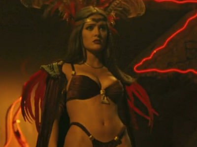 salma-hajek-tancuet-v-nizhnem-bele-1 Сальма Хайек танцует в нижнем белье в фильме От заката до рассвета