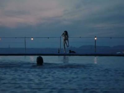 Эротическая сцена Энн Хэтэуэй из фильма Один день