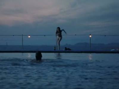 Эротическая сцена Энн Хэтэуэй из фильма Один день