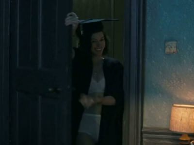 Энн Хэтэуэй в трусиках из фильма Один день