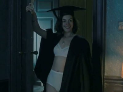 Энн Хэтэуэй в трусиках из фильма Один день