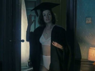 Энн Хэтэуэй в трусиках из фильма Один день