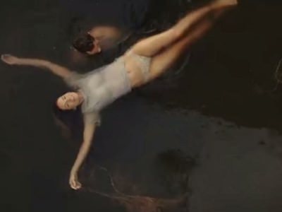 scena-mishel-monagan-luchshee-vo-mne-4 Мишель Монаган плавает в трусиках в фильм Лучшее во мне