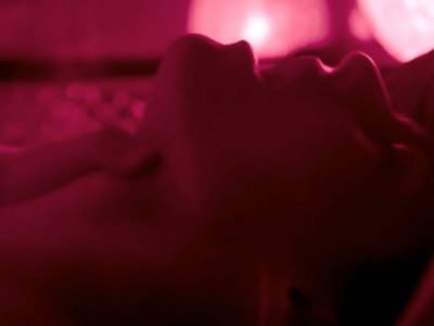 seks-aleksandry-daddario-vse-ottenki-tokio-2 Секс Александры Даддарио в фильме Все оттенки Токио