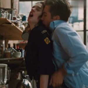 Секс Энн Хэтэуэй в фильме Любовь и другие лекарства