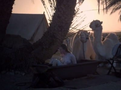 Сиськи Николь Кидман в фильме Королева пустыни