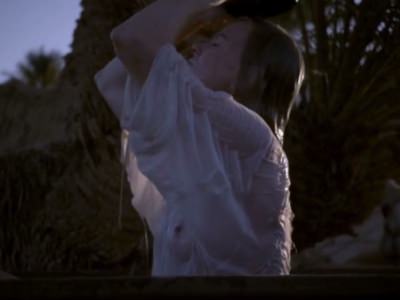 Сиськи Николь Кидман в фильме Королева пустыни