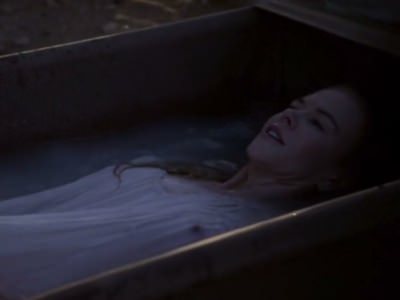 Сиськи Николь Кидман в фильме Королева пустыни