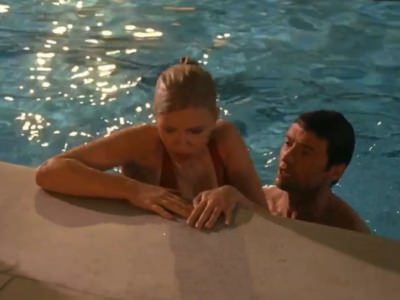 Скарлетт Йоханссон в купальнике в фильме Сенсация