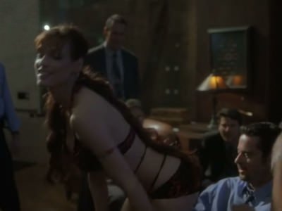 Стриптиз Фамке Янссен в фильме Всё схвачено!