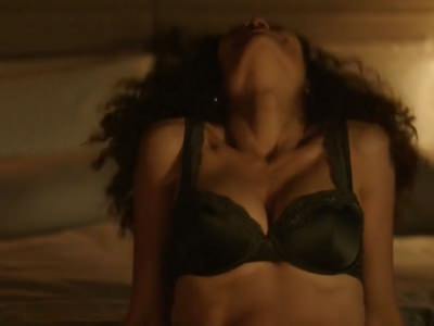 Грудь Тэнди Ньютон в сериале Пощёчина