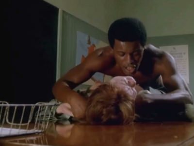 chernyj-paren-iznasiloval-zreluyu-uchitelnicu-4 Черный парень насилует зрелую учительницу