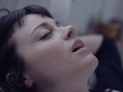 chernyj-paren-trahnul-beluyu-devushku-pogoda-dlya-seksa-1 Девушка получает удовольствие от куни