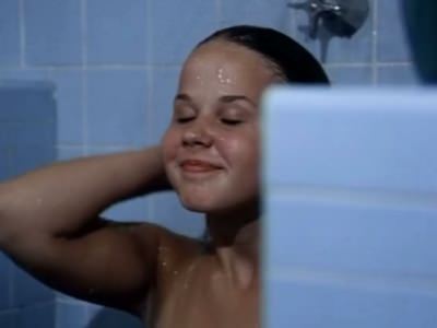 devushku-iznasilovali-palkoj-v-zhenskoj-tyurme-1 Девушку принимает душ в женской тюрьме