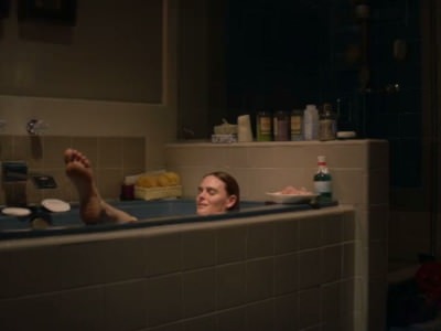 Эмили Дешанель принимает ванную в сериале Царство животных