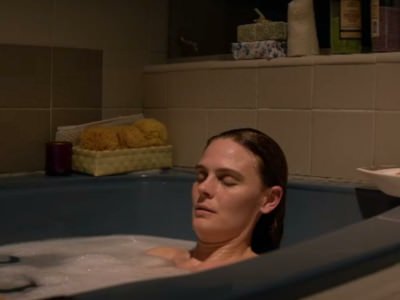 Эмили Дешанель принимает ванную в сериале Царство животных