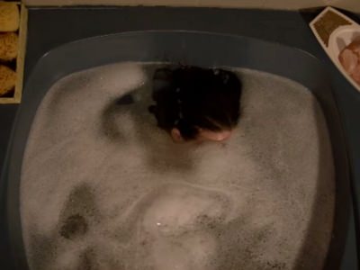 Эмили Дешанель принимает ванную в сериале Царство животных