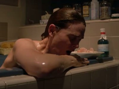 Эмили Дешанель принимает ванную в сериале Царство животных