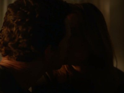 eroticheskaya-scena-emili-deshanel-carstvo-zhivotnyh-1 Эмили Дешанель целуется с парнем в сериале Царство животных