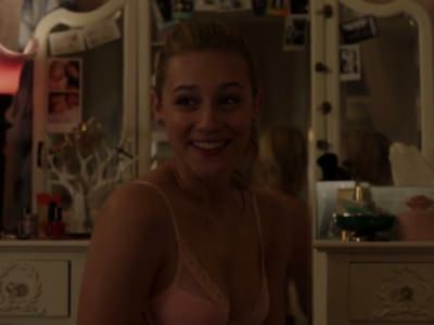 Лили Рейнхарт в лифчике в фильме Ривердэйл