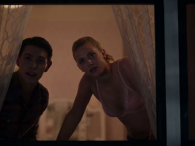 Лили Рейнхарт в лифчике в фильме Ривердэйл