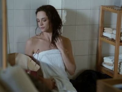 Азия Ардженто после душа в фильме Мать слёз