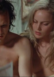 Голая грудь молодой Эбби Корниш