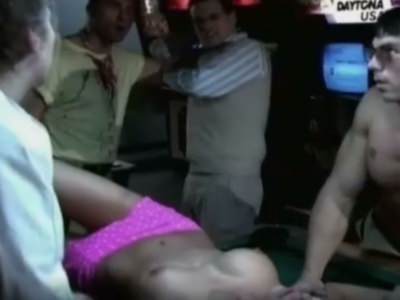 gruppa-parnej-iznasilovali-devushku-keglej-2 Группа парней изнасиловали девушку кеглей