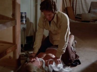 iznasilovanie-v-filme-pohititeli-kendi-1 Парень раздевает девушку в фильме Похитители Кэнди