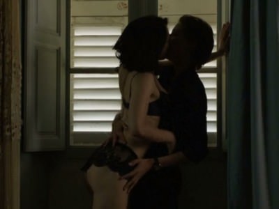 Азия Ардженто в нижнем белье целуется с девушкой в сериале Мафиоза