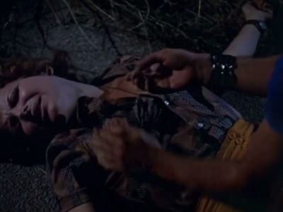 muzhchina-iznasiloval-svoyu-podrugu-na-kladbishche-1 Мужчина раздевает свою подругу что бы изнасиловать