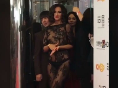 olga-buzova-v-trusikah-premiya-musicbox-2017-1 Ольга Бузова в трусиках на реальной премии MusicBox (2017)