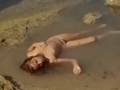 paren-iznasiloval-moloduyu-devushku-na-beregu-morya-4 Голая Ливия Руссо