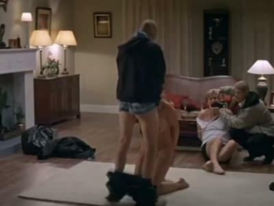 paren-nasiluet-devushku-velikij-ekstaz-roberta-karmajkla-1 Подросток насилует женщину в фильме Великий экстаз Роберта Кармайкла