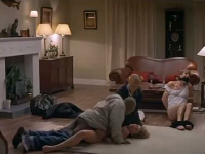 paren-nasiluet-devushku-velikij-ekstaz-roberta-karmajkla-2 Подросток насилует женщину в фильме Великий экстаз Роберта Кармайкла