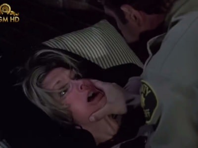 policejskij-iznasiloval-zaderzhannuyu-zhenshchinu-v-kamere-1 Полицейский насилует задержанную женщину в камере